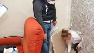 Gizli bölmeye saklanan kadınlar polisten kaçamadı