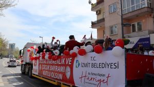 İzmit sokaklarında 23 Nisan konvoyu