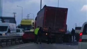 Kamyon ile otomobilin karıştığı kaza D-100'ü kilitledi