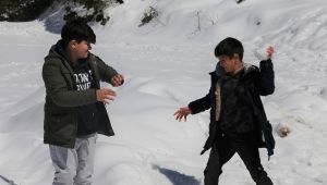 Kent merkezinde 18 derece sıcaklık, zirvede 90 santim kar