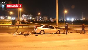 Kontrolden çıkan otomobil bariyerlere girdi