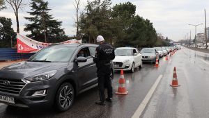 Korona virüs denetimi, uzun araç kuyruğu oluşturdu