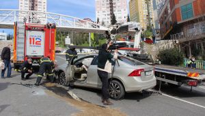 Otomobil rampada yan yatınca trafik felç oldu: 1 yaralı