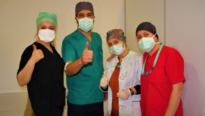 Pandemi hemşiresi salgının bitmesini ve annesine sarılmak istiyor