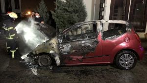 Park halindeki otomobil alev alev yandı