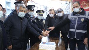 Polisler, kavga ettikleri ihbarı yapılan gurupla pasta kestiler