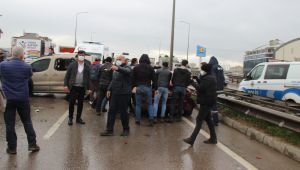 Savaş alanına dönen yol uzun süre trafiğe kapandı