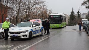 Yol kenarında beklerken halk otobüsünün aynası başına çarptı