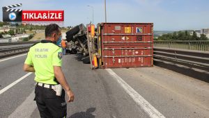 Bariyerlere çarpan tır devrildi, trafik tıkandı!