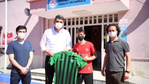Başarılı sporculara Türk bayrağı ve Kocaelispor forması