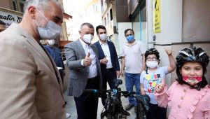 Başkan Büyükakın, çocukları mutlu etmeyi sürdürüyor