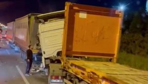 Çayırova TEM Otoyolunda 3 tır birbirine girdi:1 ağır yaralı