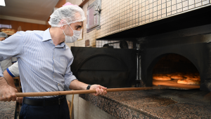 Çiftçi hem denetledi, hem ocağa geçti!