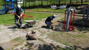 Çocuk oyun gruplarının bakımları yapılıyor