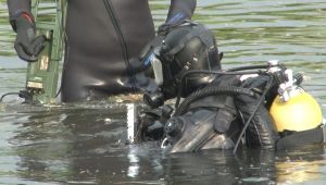 Dalgıç polisler derede silah aradı