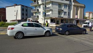 Darıca’da arka arkaya giden iki otomobil çarpıştı: 1 yaralı