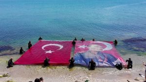 Denizin üstünde dev Türk bayrağı ve Atatürk posteri açtılar