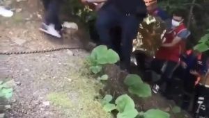 Dereye yuvarlanan şahıs kurtarıldı!