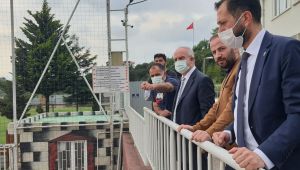 Derince'de sahaların zemini yenileniyor