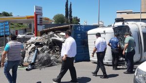 Devrilen kamyondaki hurdalar yola saçıldı