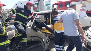 Dilovası’nda kaza yapan sürücü araç içinde sıkıştı!