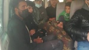 Durdurulan minibüsten 23 düzensiz göçmen çıktı