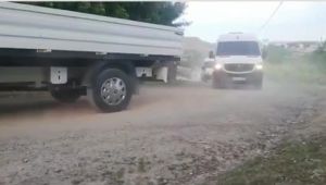 Gebze’de tozdan bıkan vatandaşlar yolu kapattı!