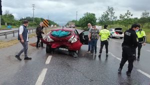 Hafif ticari araç otomobile arkadan çarptı: 3 yaralı