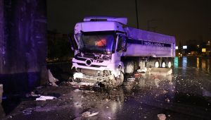 Hafriyat kamyonu beton bariyerlere çarptı: 1 yaralı