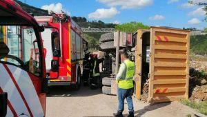 Hafriyat yüklü belediye kamyonu devrildi