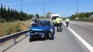 Hurdaya dönen otomobilden burnu kanamadan çıktılar