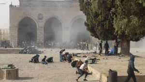 İsrail Mescid-i Aksa'da nöbet tutanlara saldırdı