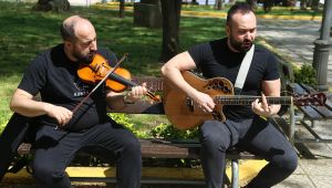 Kısıtlamalara farkındalık oluşturmak için şarkı bestelediler