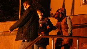 Kızını darp eden anne tahliye olunca ayağına sarılarak af diledi