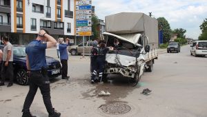 Kontrolden çıkan kamyonet önce tıra, sonra otomobile çarptı