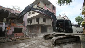   Körfez ilçesindeki hasarlı binalar yıkıldı