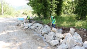 Sekbanlı köy mezarlığında taş duvar imalatı