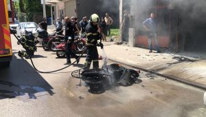 Tamirhaneye bırakılan motosiklet alev alev yandı
