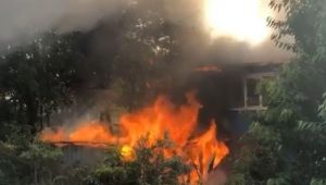 Ahırda çıkan yangın evi de küle çeviriyordu