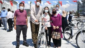 Başkan Kocaman’dan okul birincisi öğrenciye bisiklet