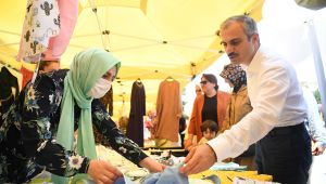 Çiftçi, yıl sonu sergisini gezdi