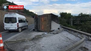 Devrilen kamyon D-100 ve tren yolunu kapattı