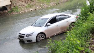 Direksiyon hakimiyetini kaybedince dereye uçtu: 1 yaralı