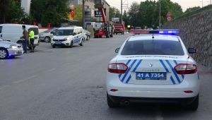 Elektrikli bisiklet ile otomobil çarpıştı