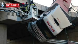 Gebze'de dönüş yapamayan tır TEM'de asılı kaldı