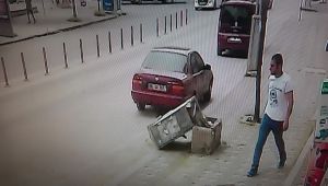 Gebze’de tekme atarak telefon panosunu devirdi