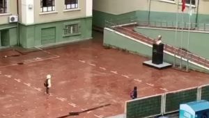 İlkokul öğrencilerinden yürekleri ısıtan davranış