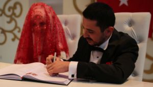 İşitme engelli çift tercüman aracılığıyla ‘Evet’ dedi