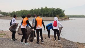 İzmit Körfezi’nde denizi temizlediler, sahilde çöp topladılar