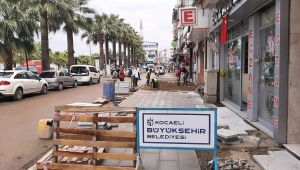Karamürsel İnönü Caddesi’nde sıra kaldırımlarda